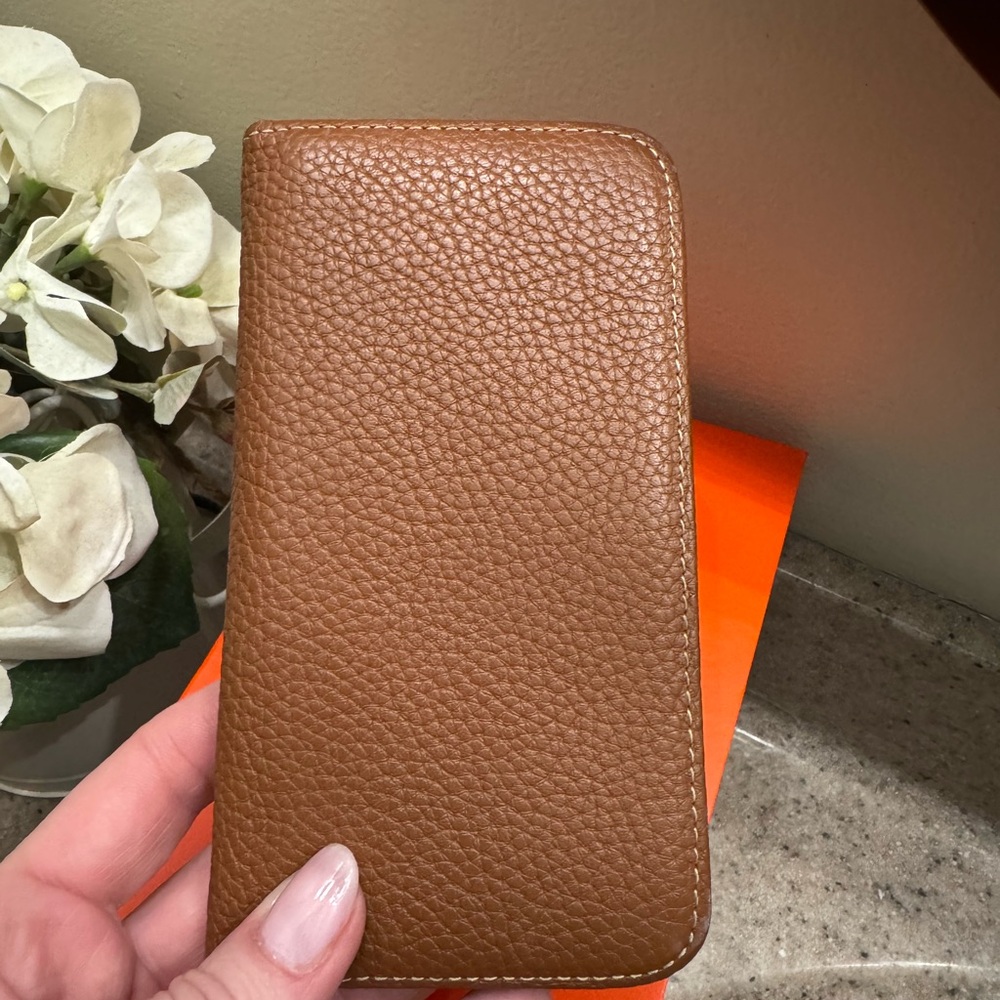 Beautiful, tan leather case for iphone11 by Hanatora